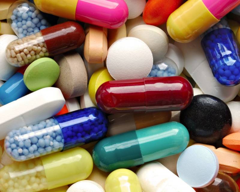 Разноцветные таблетки и капсулы