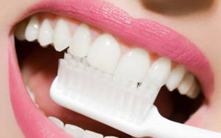 Чистка зубов ортодонтической щеткой