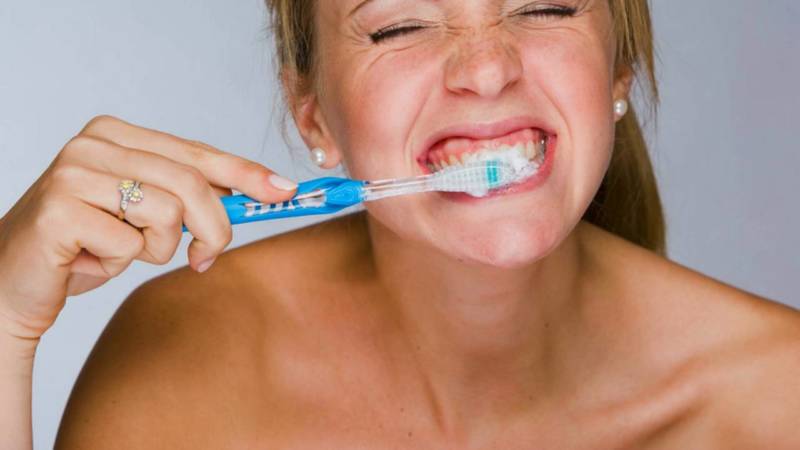 Стоит ли чистить зубы содой: польза и вред популярного средства отбеливания