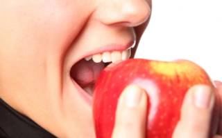 Девушка ест яблоко