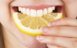 Девушка кусает лимон