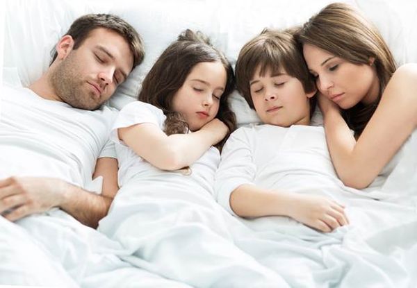 Дети спят с родителями