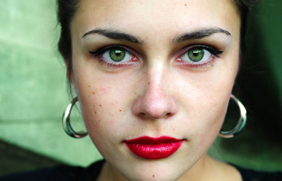 макияж лица с зеленой помадой