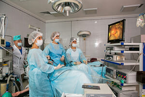 Хирурги делают лапароскопию