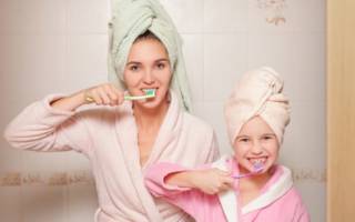 Мама и дочь чистят зубы