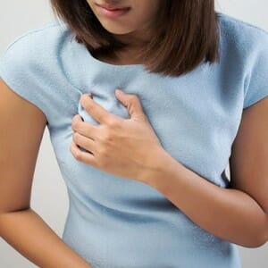 Боль в груди при ПМС у девушки