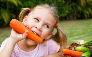 Девочка грызет морковь