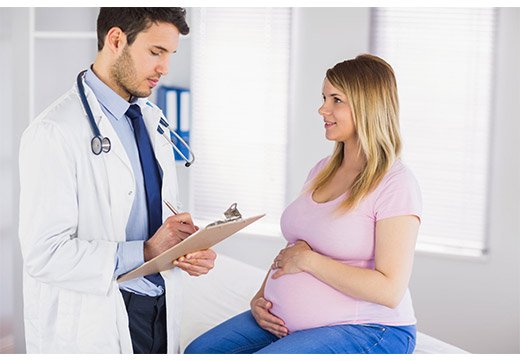 Осмотр беременной женщины врачем
