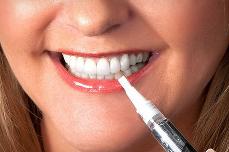 Отбеливание зубов карандашом