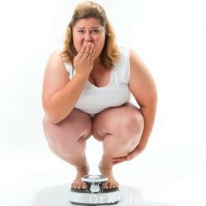 Толстая женщина на весах