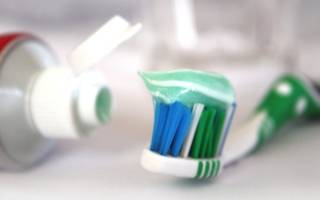 Зубная паста на щетке