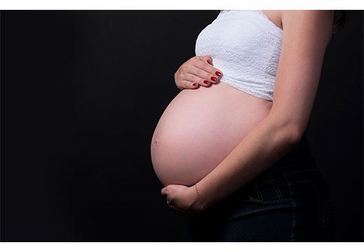 живот беременной девушки