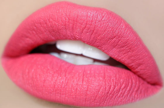 Яркие розовые губы