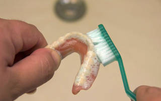 Чистка зубного протеза