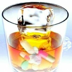Стакан алкоголя и таблетки