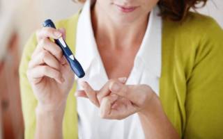 женщина измеряет уровень сахара в крови